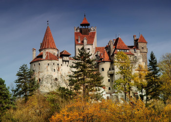 Замок Дракулы возведён местными жителями в конце 14 века в Румынии – фотографии Румынии