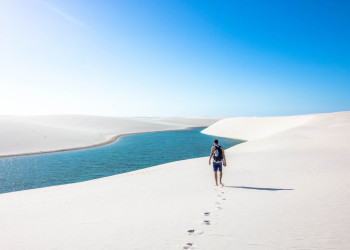 После треккинга по песку лучше всего броситься в прохладную чистую воду парка Ленсойс-Мараньенсис – фотографии Бразилии
