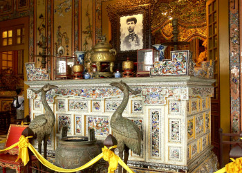 Гробница Кхай Динь (Lăng Khai Dinh) в пригороде Хюэ – фотографии Вьетнама