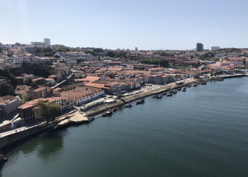 Вид с верхней части моста Понти-ди-Дон-Луиш I на реку и набережную Порту – фотографии Португалии