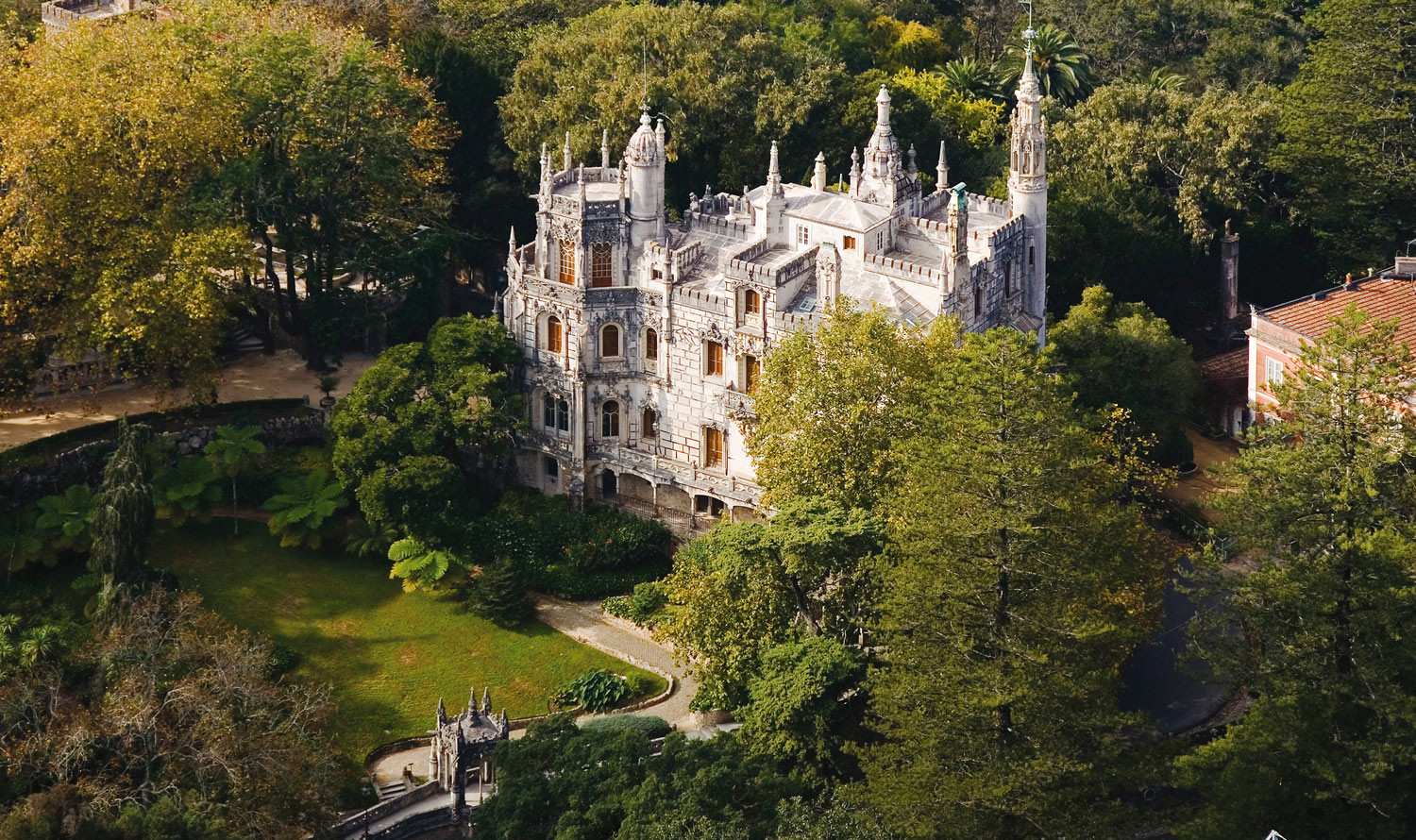 В парке Кинта да Регалейра есть большой сад и обширная, удивительная система туннелей – фотографии Португалии