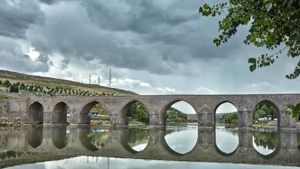 Река Тигр и мост Он Гёзлю