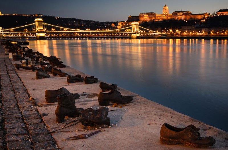 Мемориал жертвам Холокоста, установленный на берегу Дуная