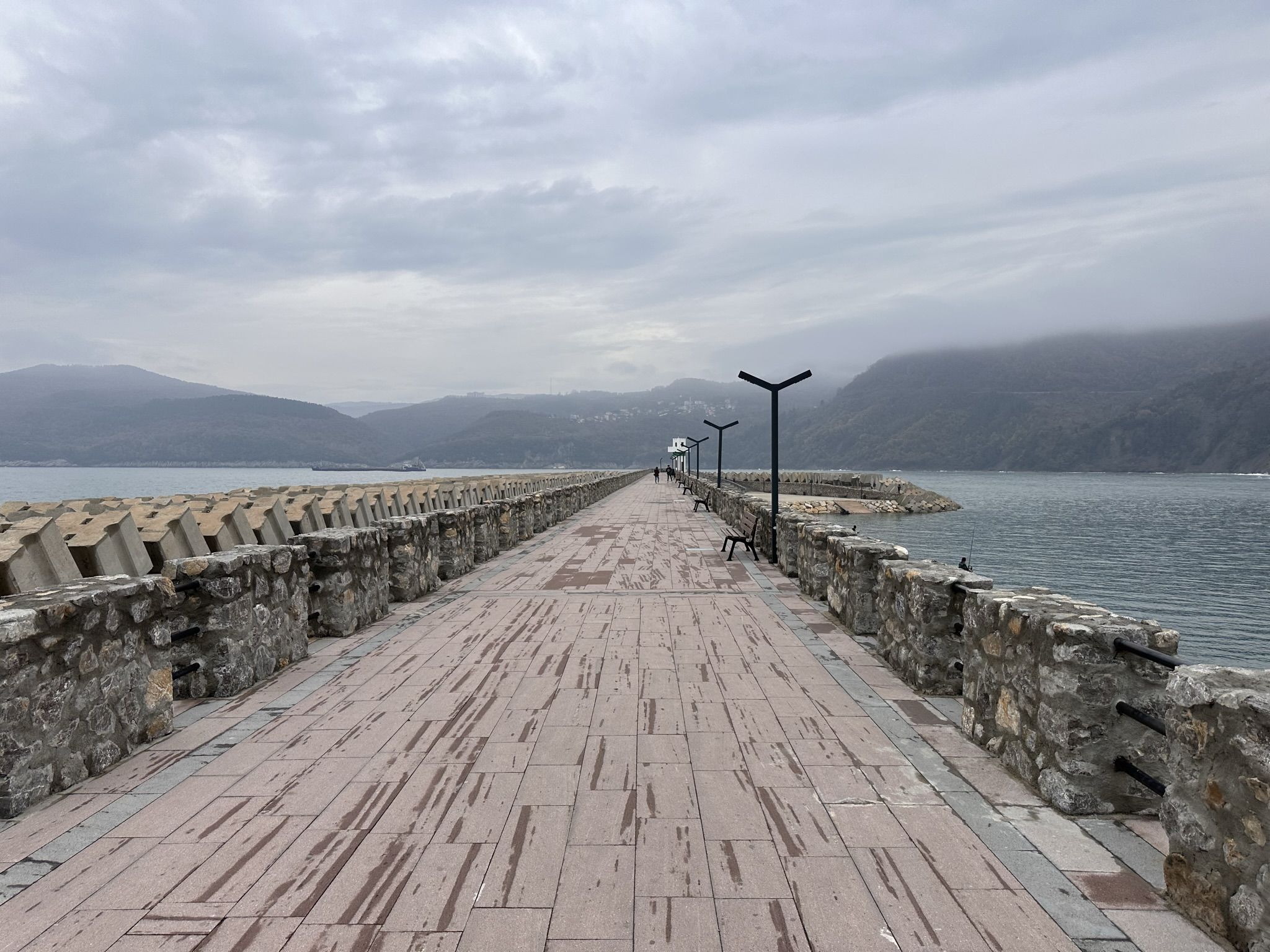 Вид на большой волнорез Амасры