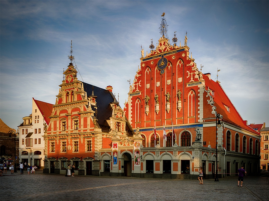 Дом Черноголовых — это одно из самых красивых зданий в Риге, расположенное в самом центре города