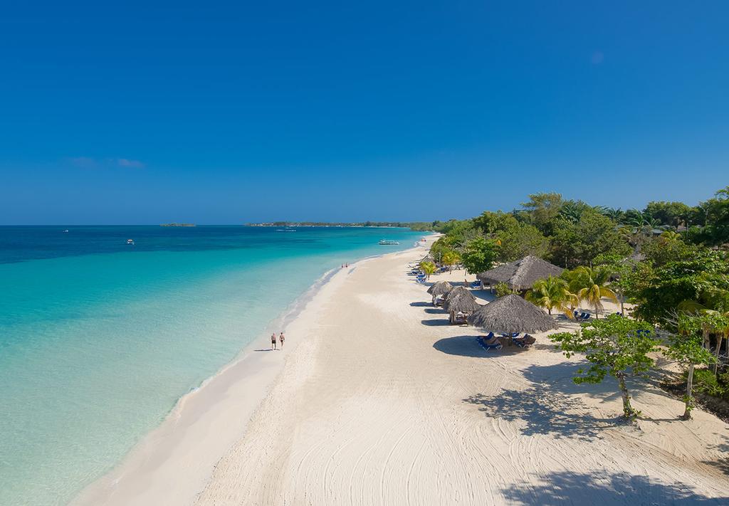 Негрил — крупное курортное поселение