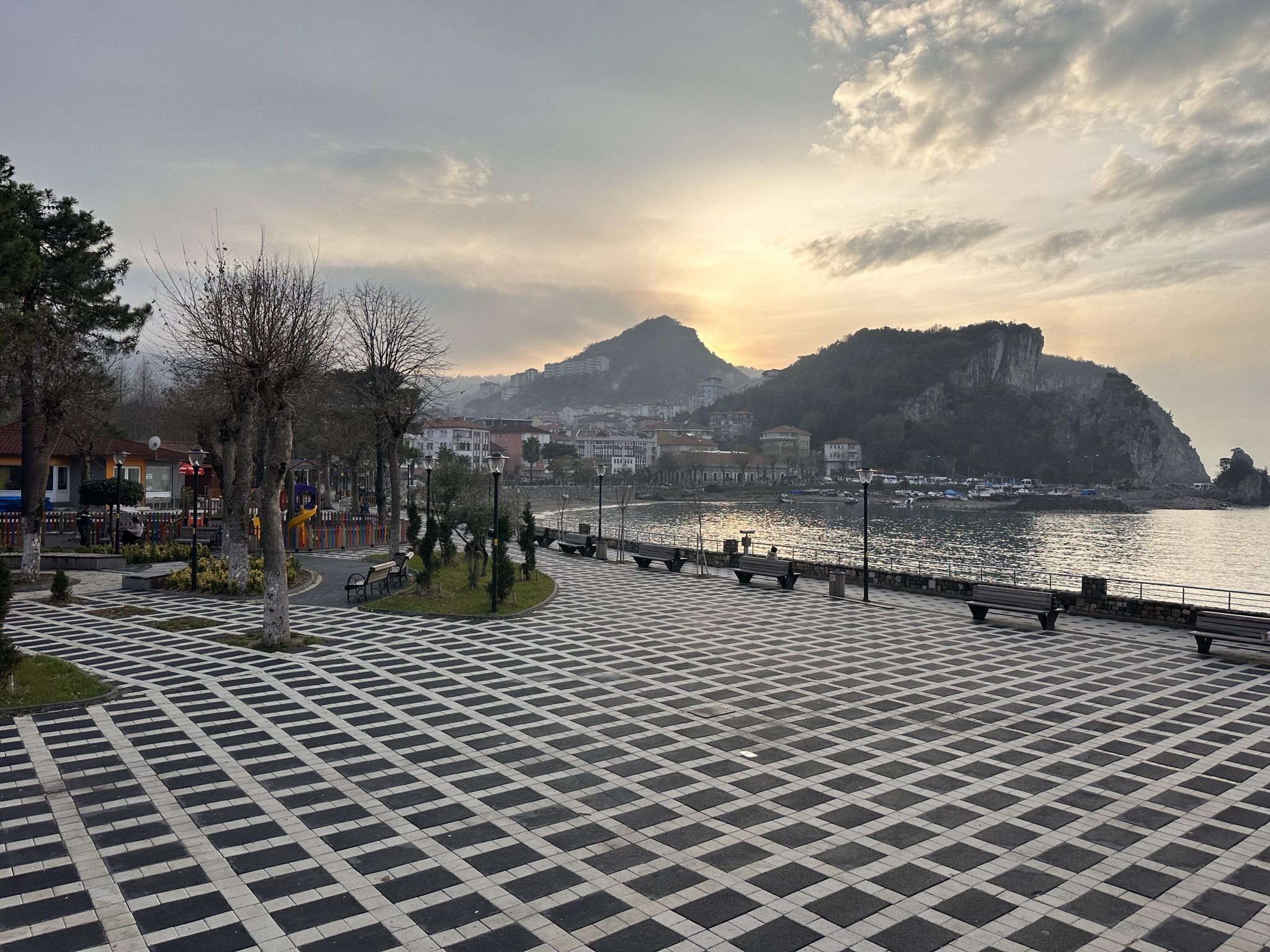 Парк "Barış Akarsu Park" и набережная