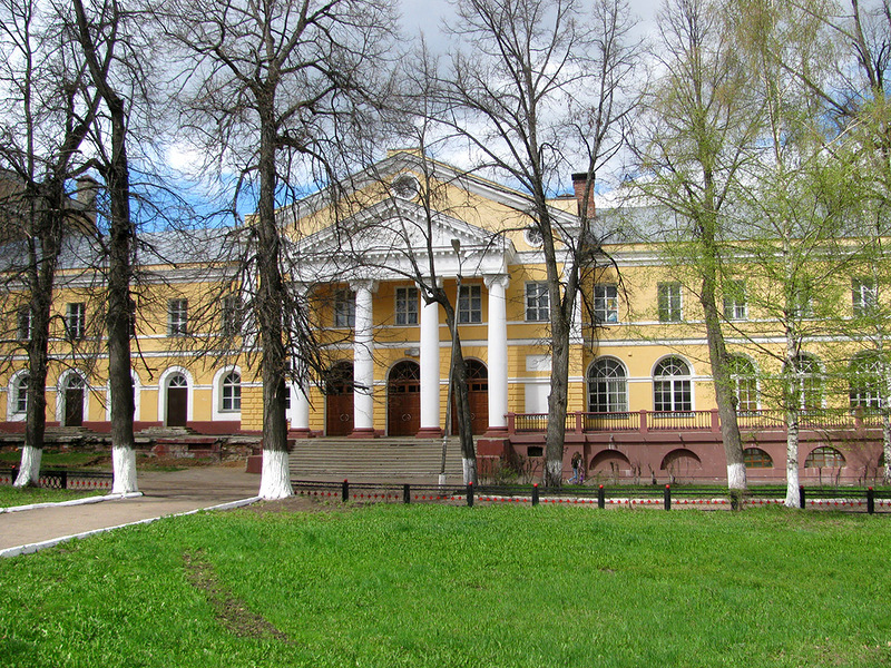 Желтое здание с колоннами — это Коноваловские ясли