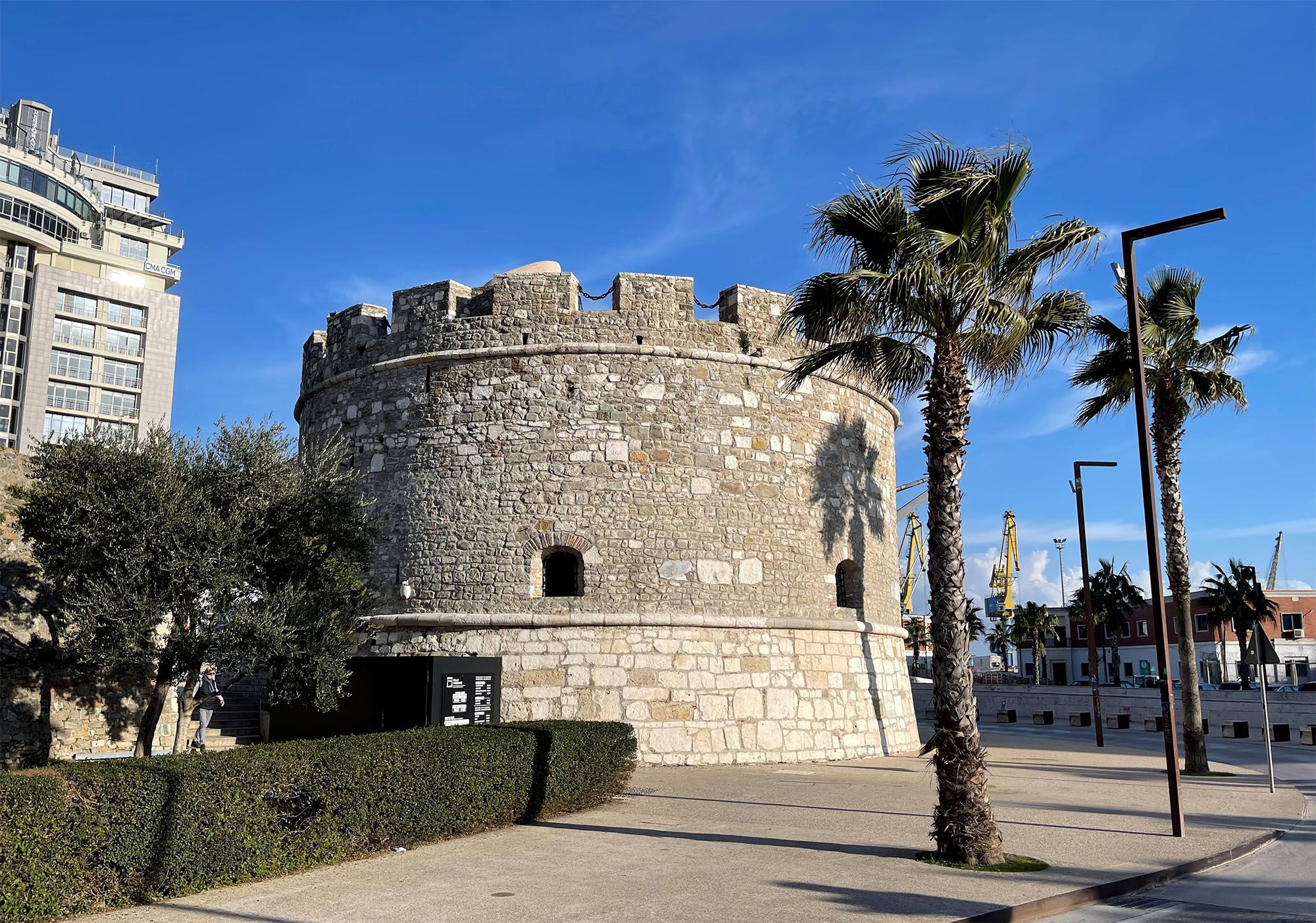 Венецианская башня и крепостные стены в Дурресе