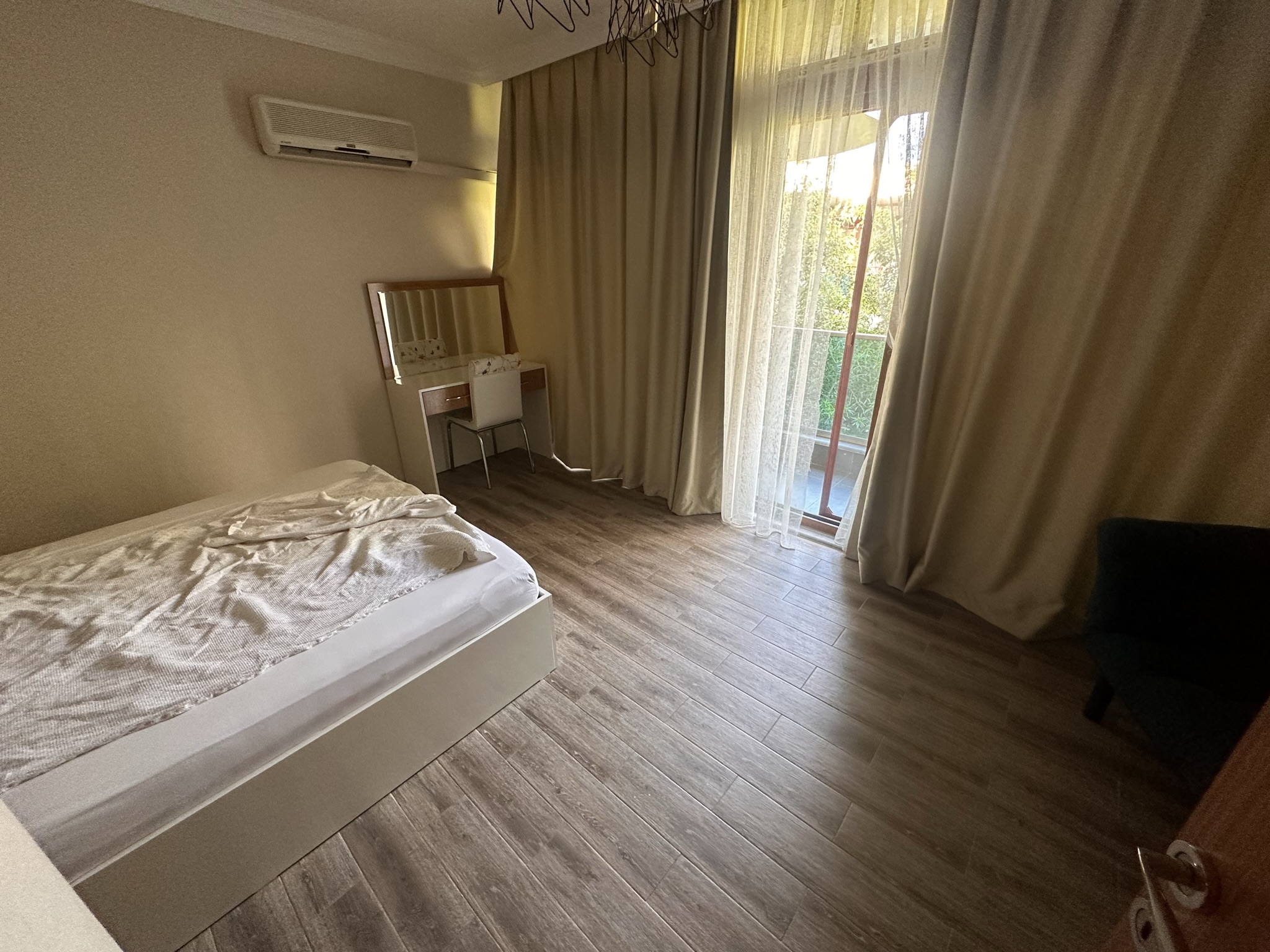 Виллы через дорогу от Marvel Tree Hotel. Фото внутри спальня