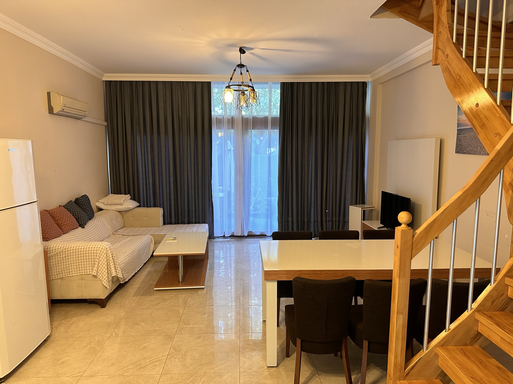 Виллы через дорогу от Marvel Tree Hotel. Фото внутри холл