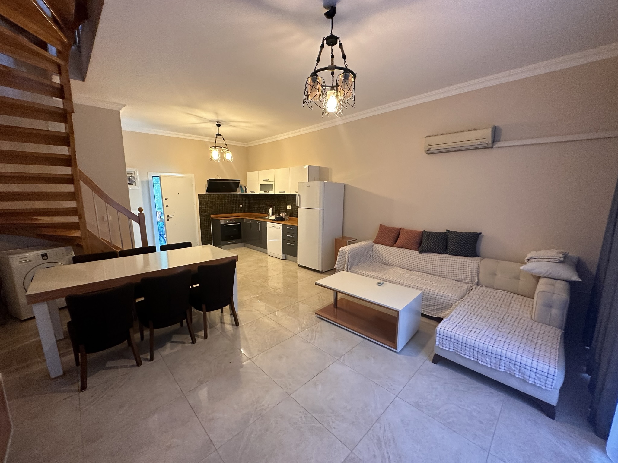 Виллы через дорогу от Marvel Tree Hotel. Фото внутри