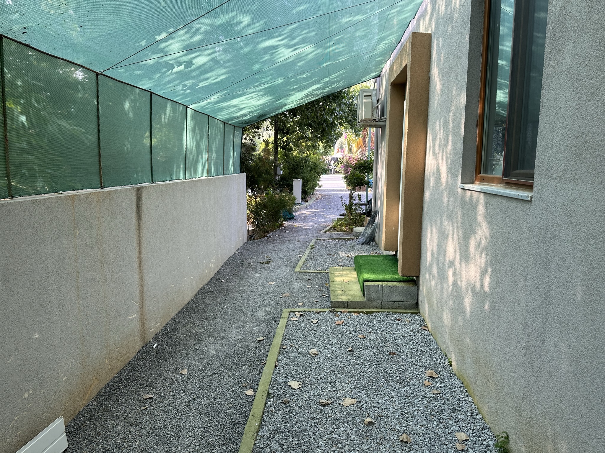 Виллы через дорогу от Marvel Tree Hotel. Вход