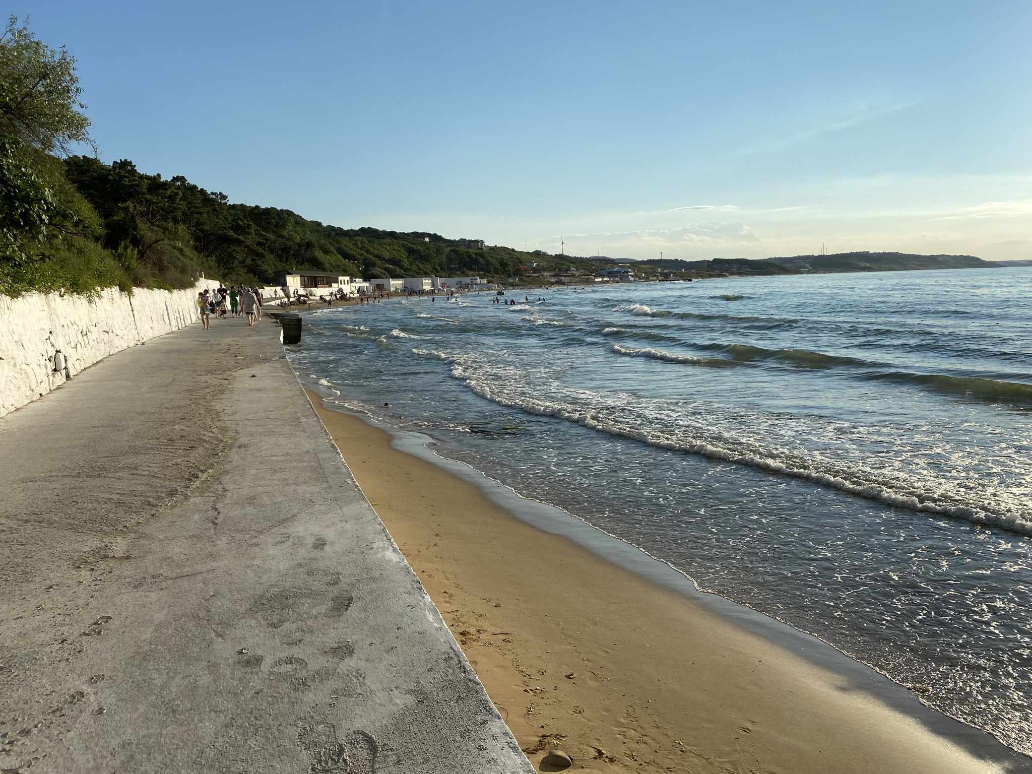 От входа к пляжу нужно немного пройтись