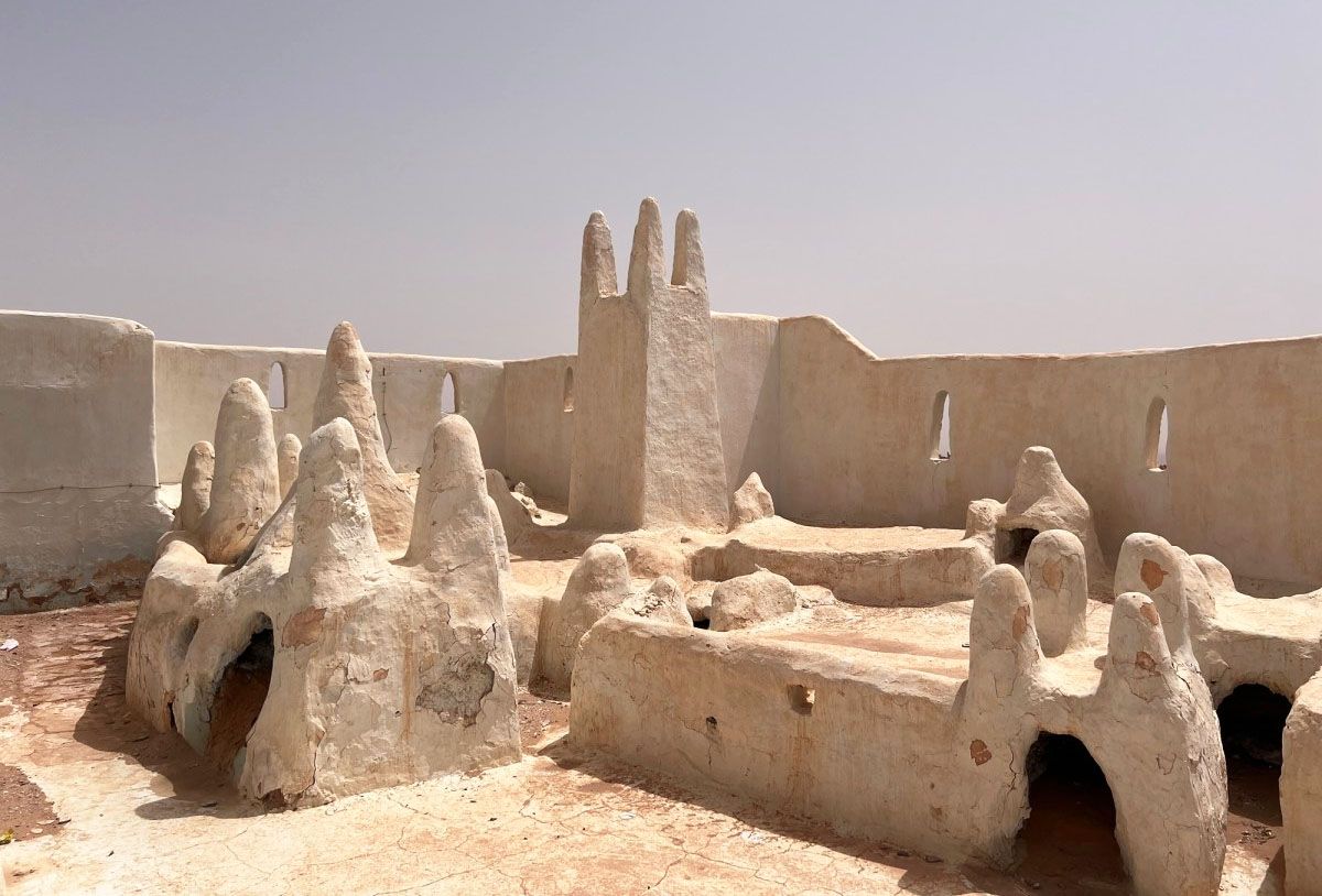 Древнее кладбище Мелики с белыми надгробиями