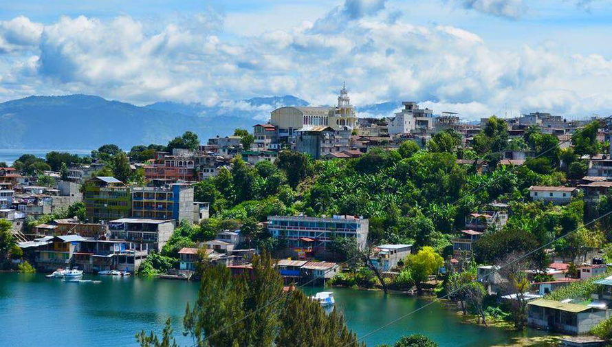 Красочная деревня Сан-Хуан-Ла-Лагуна