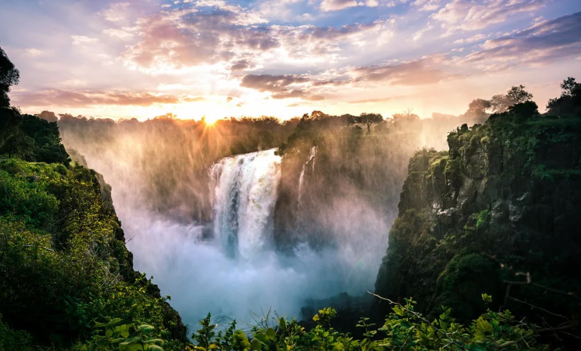 Виктория – единственный водопад, имеющий почти 2 км в длину