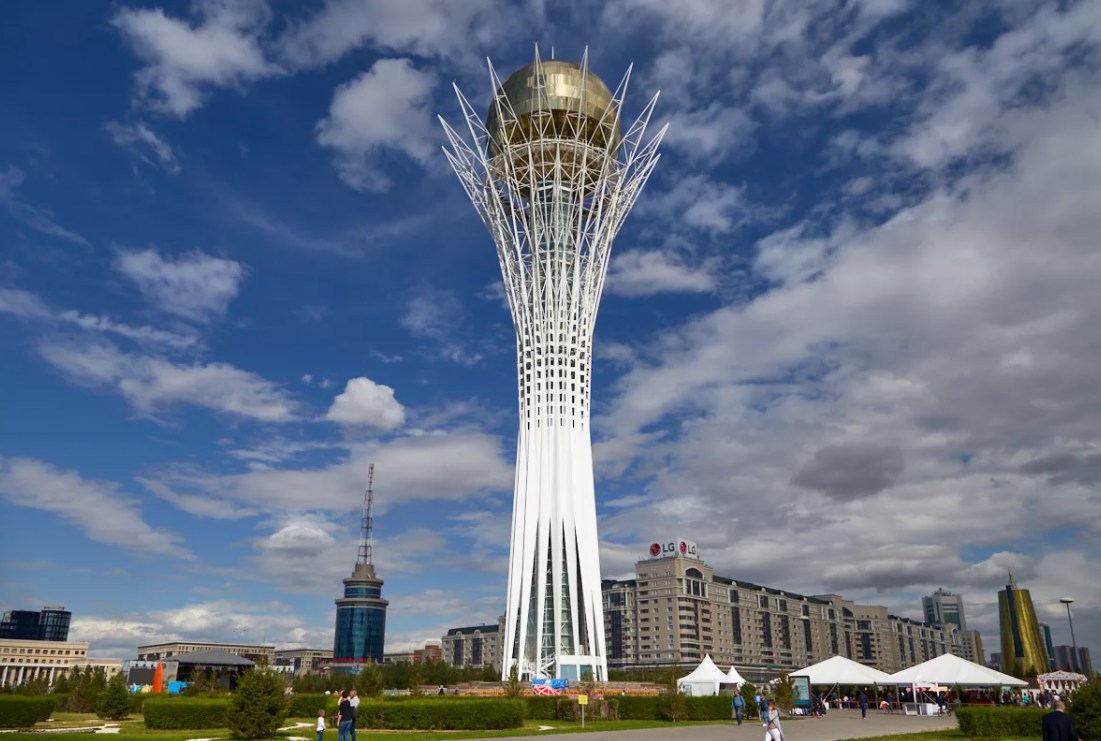Монумент Байтерек - символ Астаны как новой столицы Казахстана
