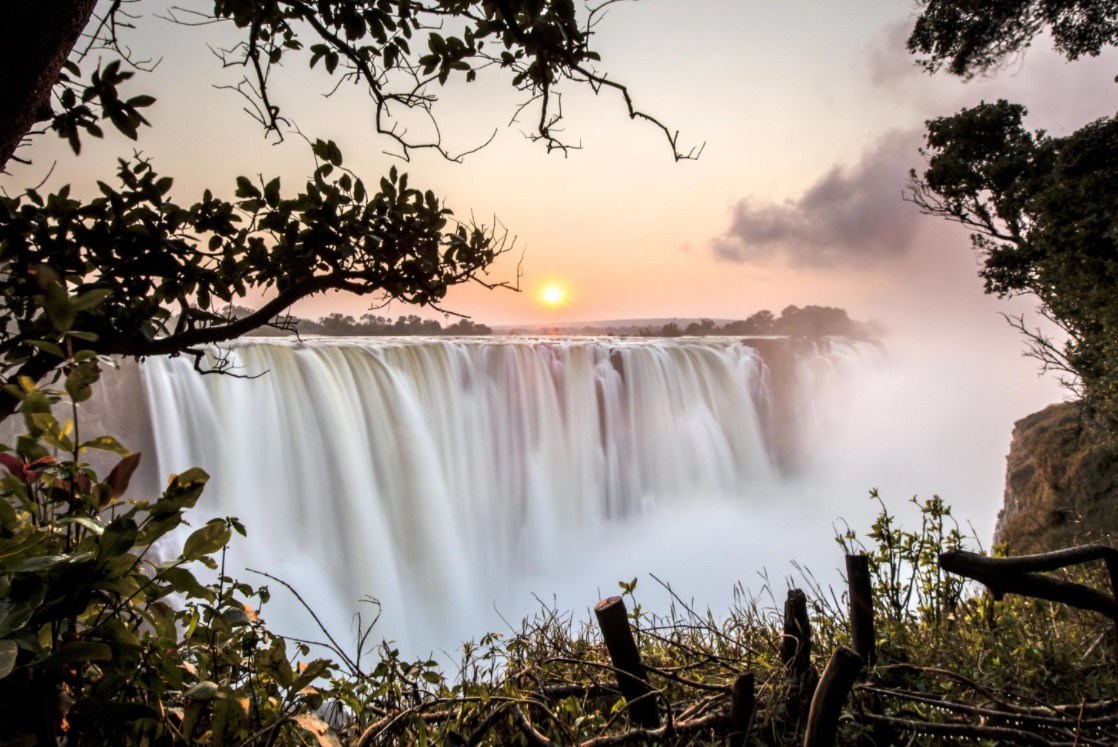 Местные племена называют его Моси-оа-тунья (Mosi-oa-tunya), что означает «Гремящий дым»