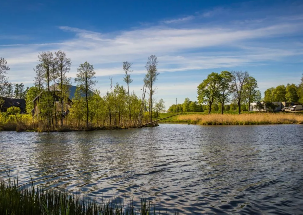 Мельничная запруда Унгурпилс — это озеро, водохранилище, что находится в городе Унгурпилс