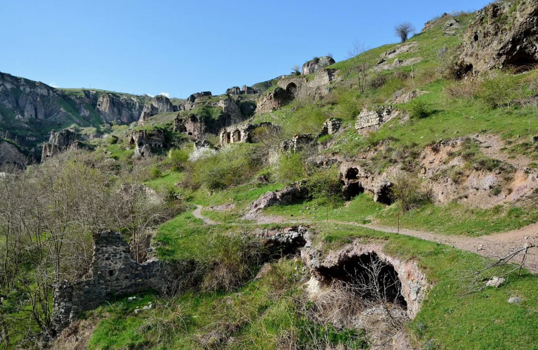 Пещерный город Хндзореск в Области Сюник