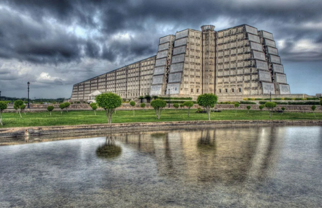 Маяк Колумба — архитектурный памятник