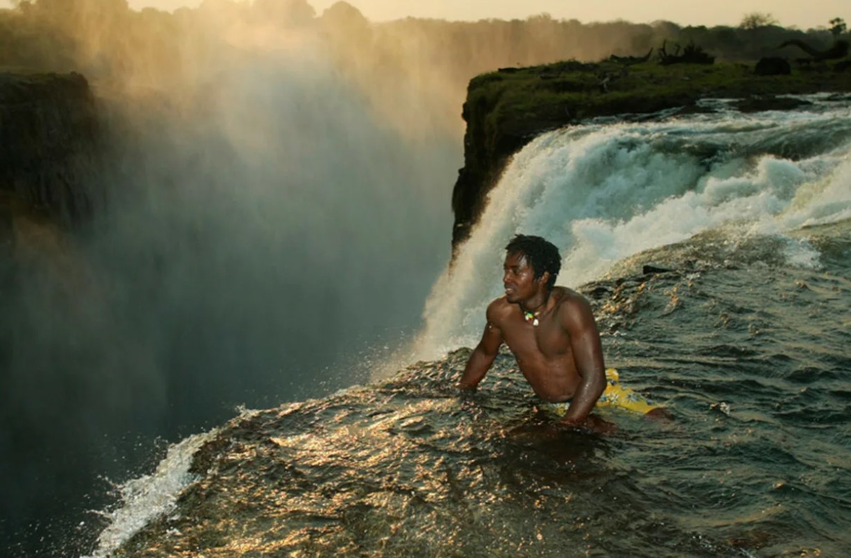 Бассейн Дьявола — естественный пруд на самом краю знаменитого водопада Виктория