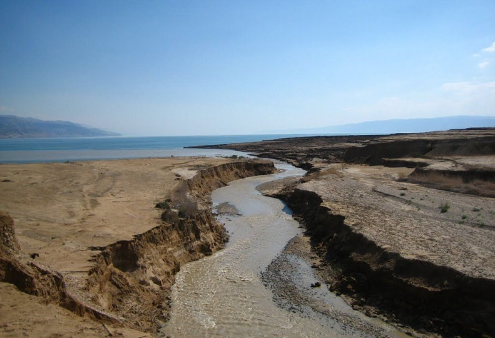 В Мертвое море впадают несколько пересыхающих ручьёв и река Иордан