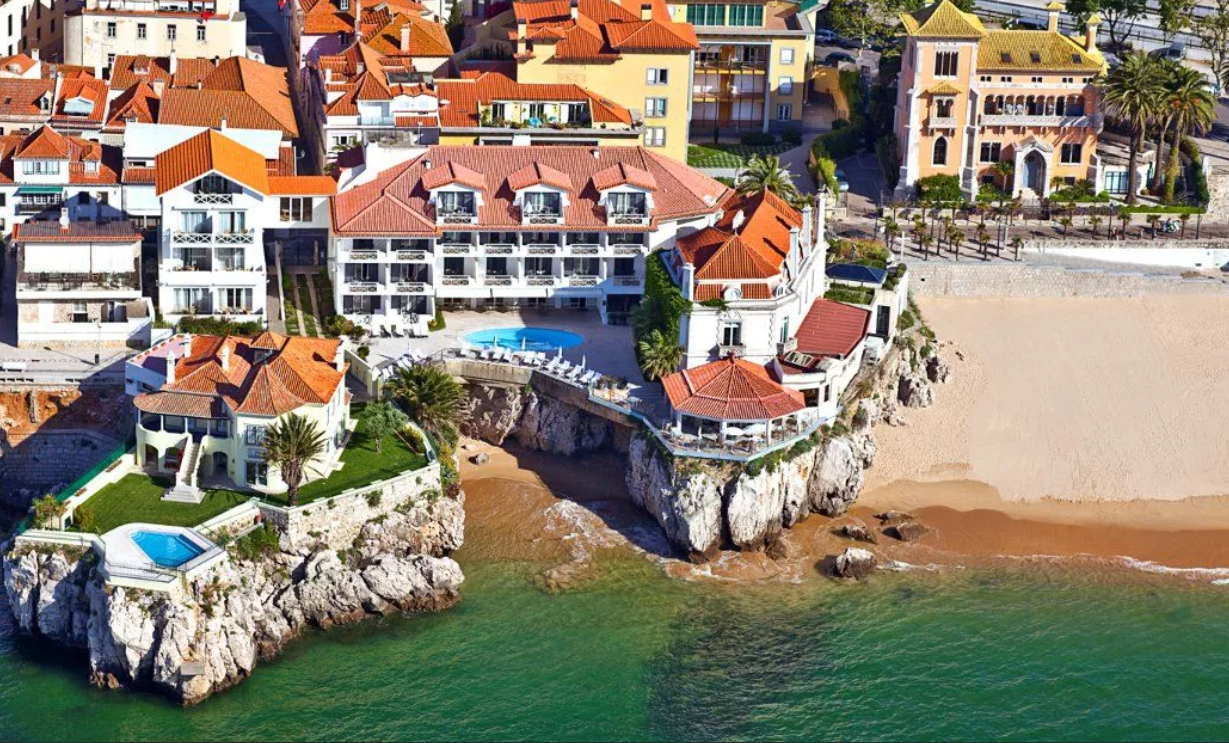 Каркавелуш — город в 12 км к западу от Лиссабона