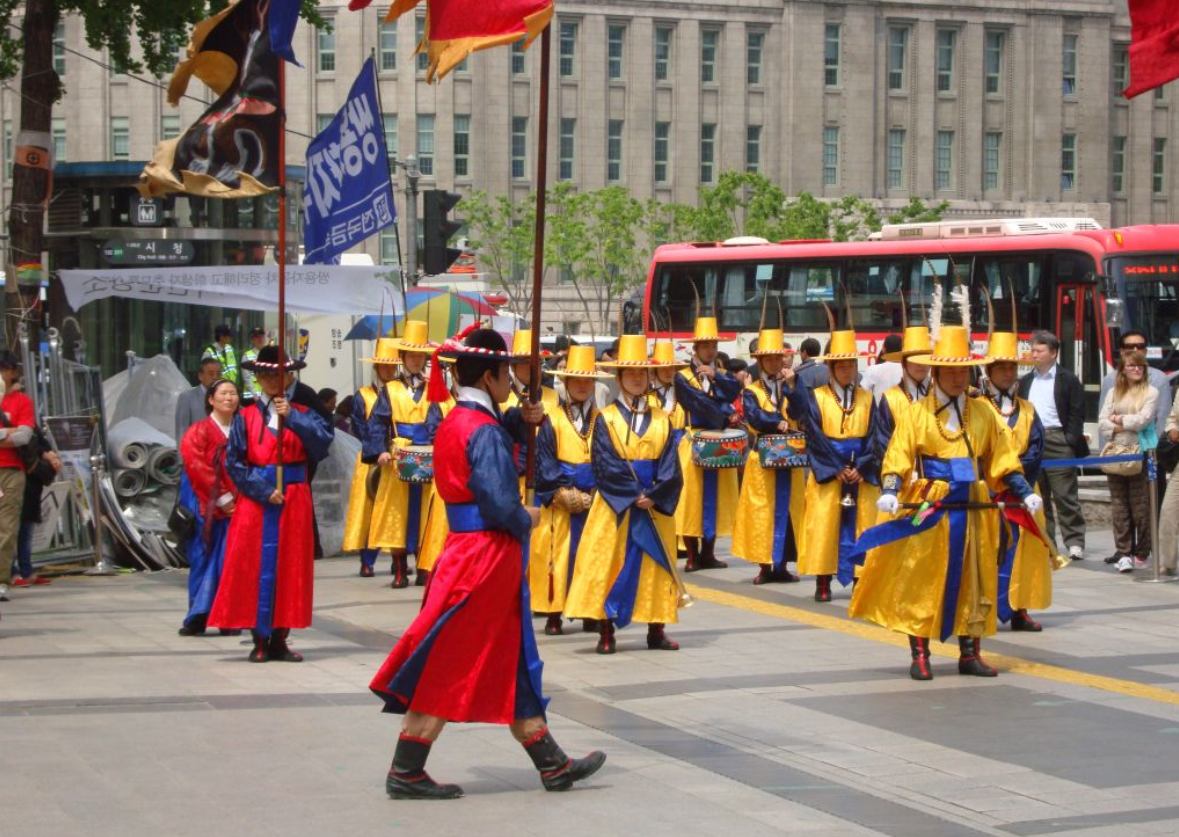 Дворец Токсугун смена караула