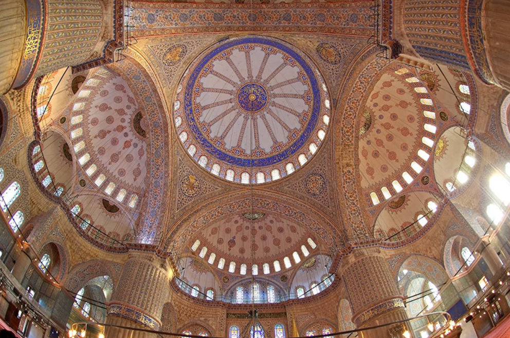 Молитвенная ниша - михраб - вырезана из цельного куска мрамора