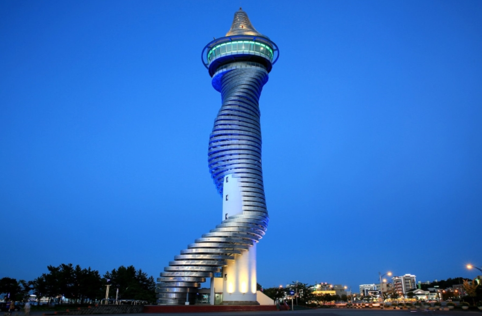 На берегу озера Чхончохо — футуристическая башня “Экспо”