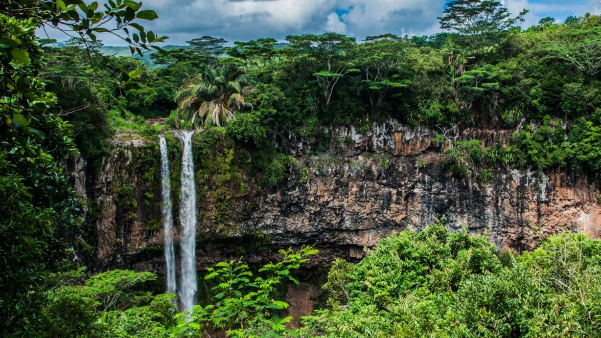 Водопад Шамарель. Образуется рукавами рек, которые падают с высоты 100 метров