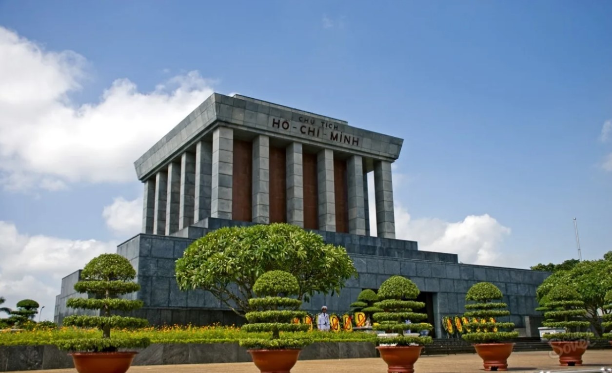 Мавзолей Хо Ши Мина — усыпальница первого президента Северного Вьетнама Хо Ши Мина