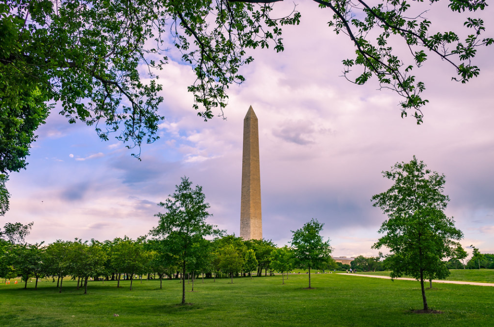 Монумент Вашингтону — облицованный мэрилендским мрамором гранитный обелиск