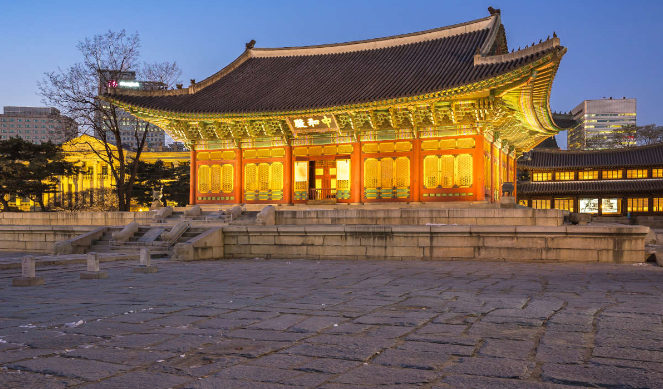 Дворец Токсугун в ночных огнях