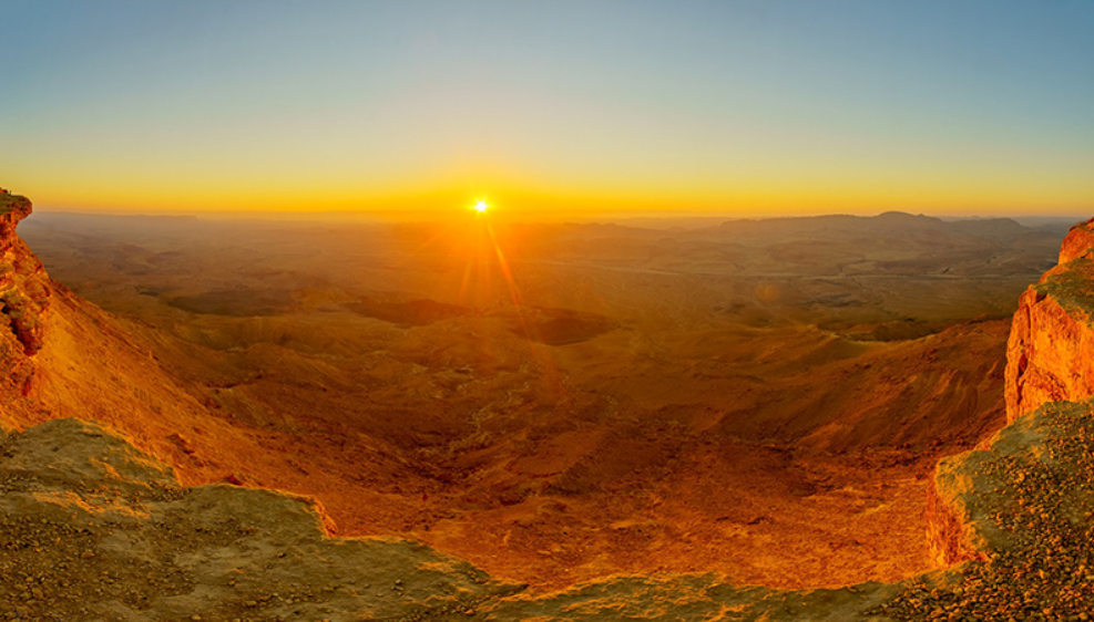 А на краю кратера расположен город Мицпе-Рамон