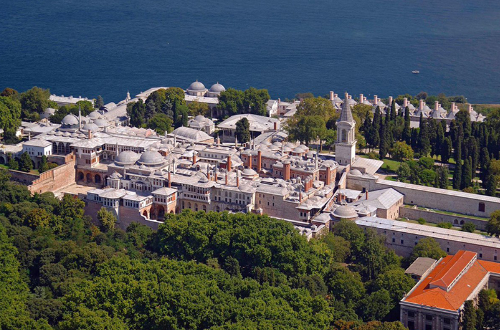 В 1475 году Мехмед II распорядился построить новый дворец на месте обветшалого византийского Буколеона