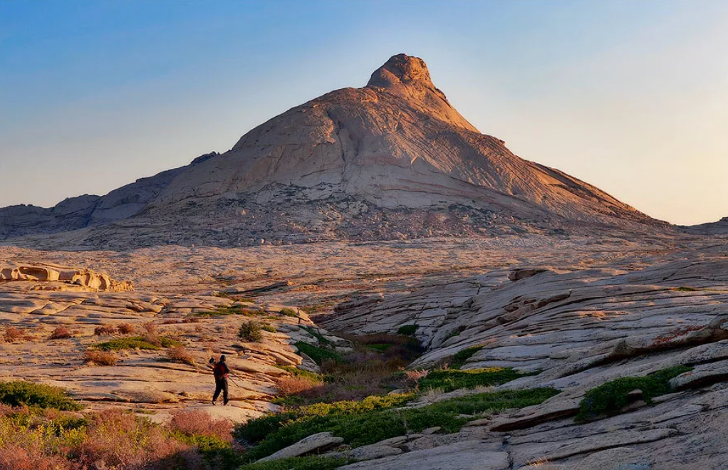 Бектау-Ата — это горный массив