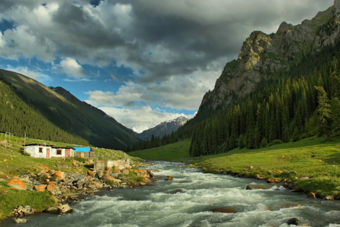 Ущелье Алтын-Арашан находится в 10 километрах к востоку от города Каракол