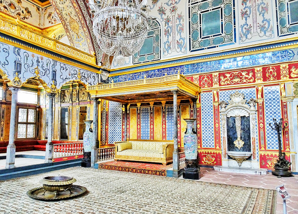 В 1853 году строительство дворца Долмабахче было завершено