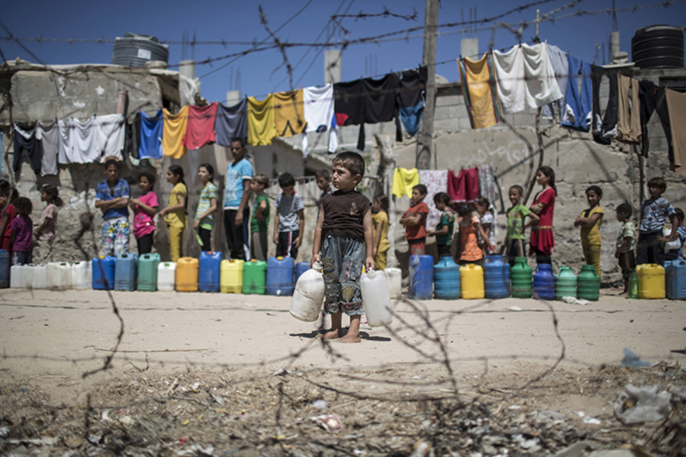 Дети в очереди за водой