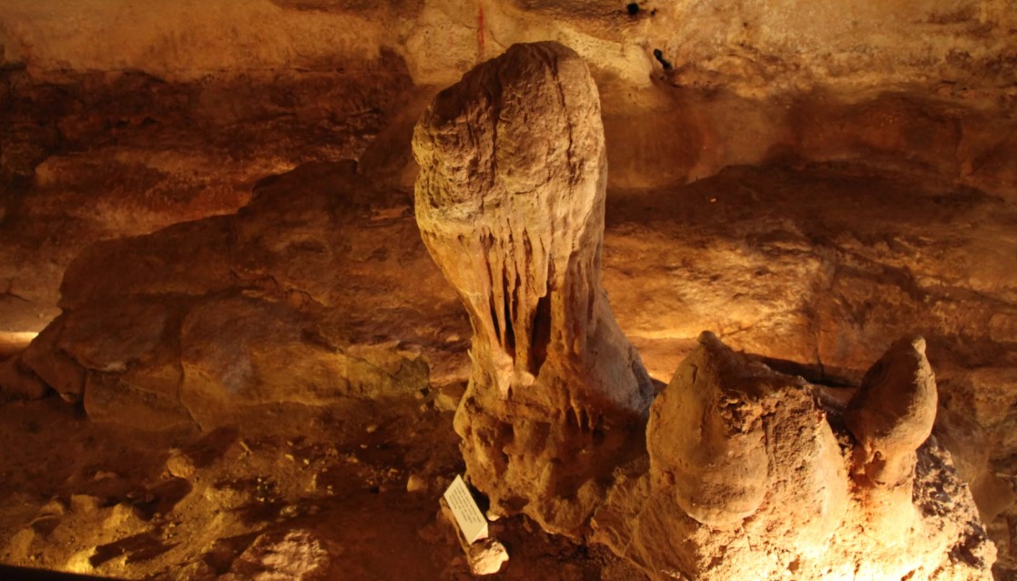 Пещера Гхар-Далам - одна из значимых достопримечательностей Мальты