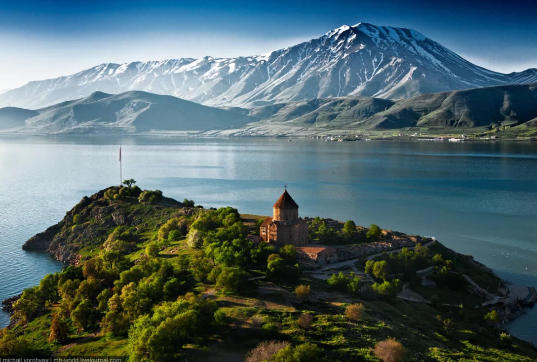 Ван — бессточное солёное озеро