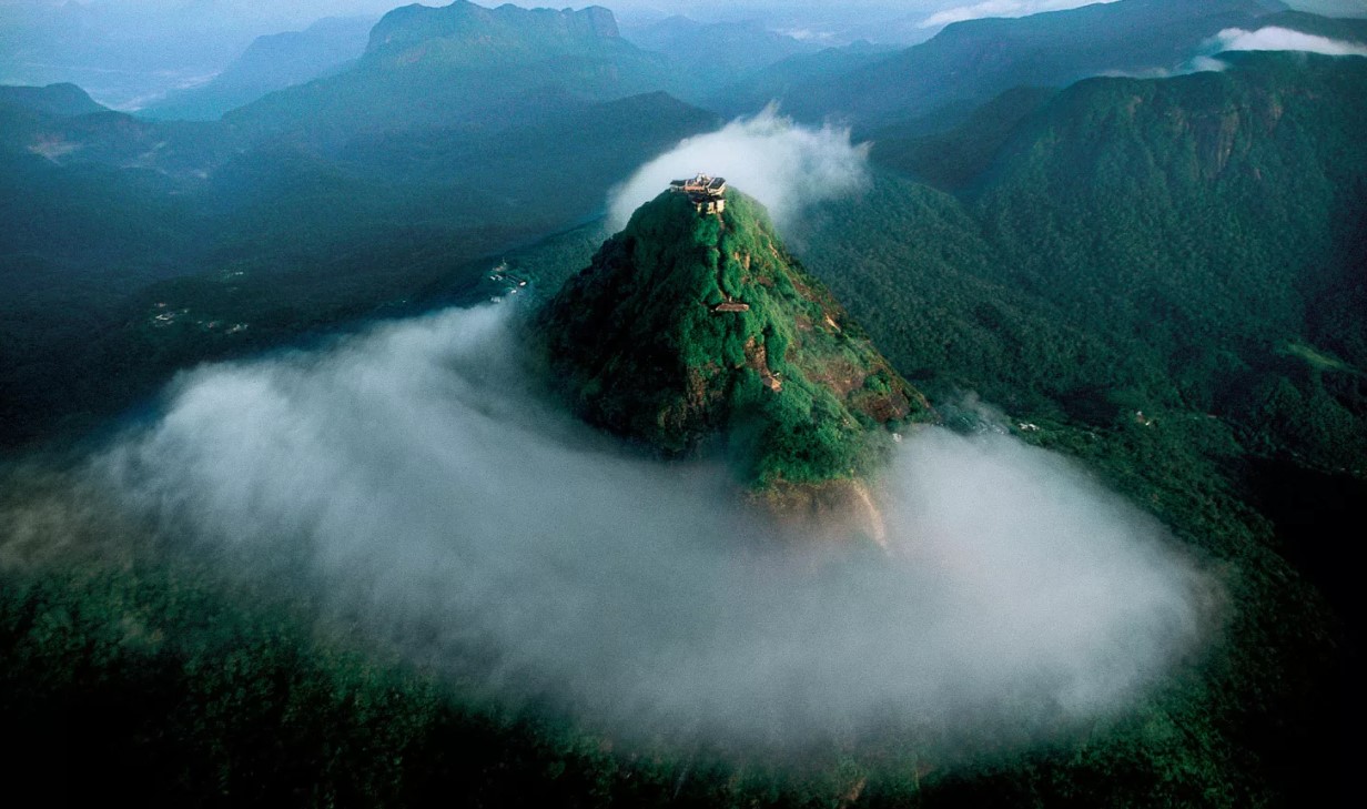 Высота горы Пик Адама – 2243 метра, это вторая наивысшая точка острова Шри-Ланка