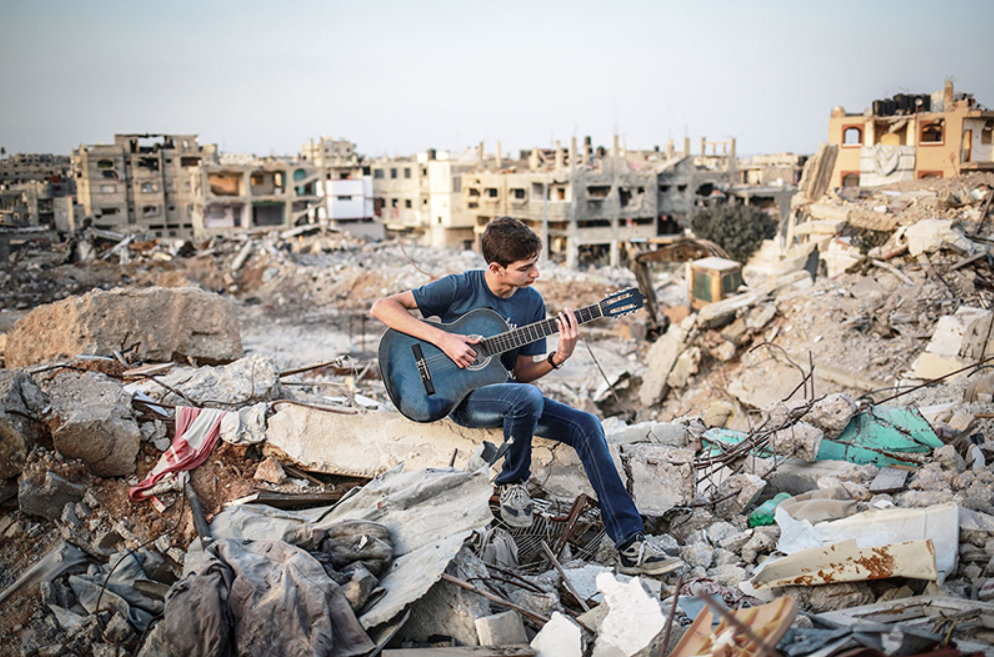 Талантливый мальчик играет на гитаре