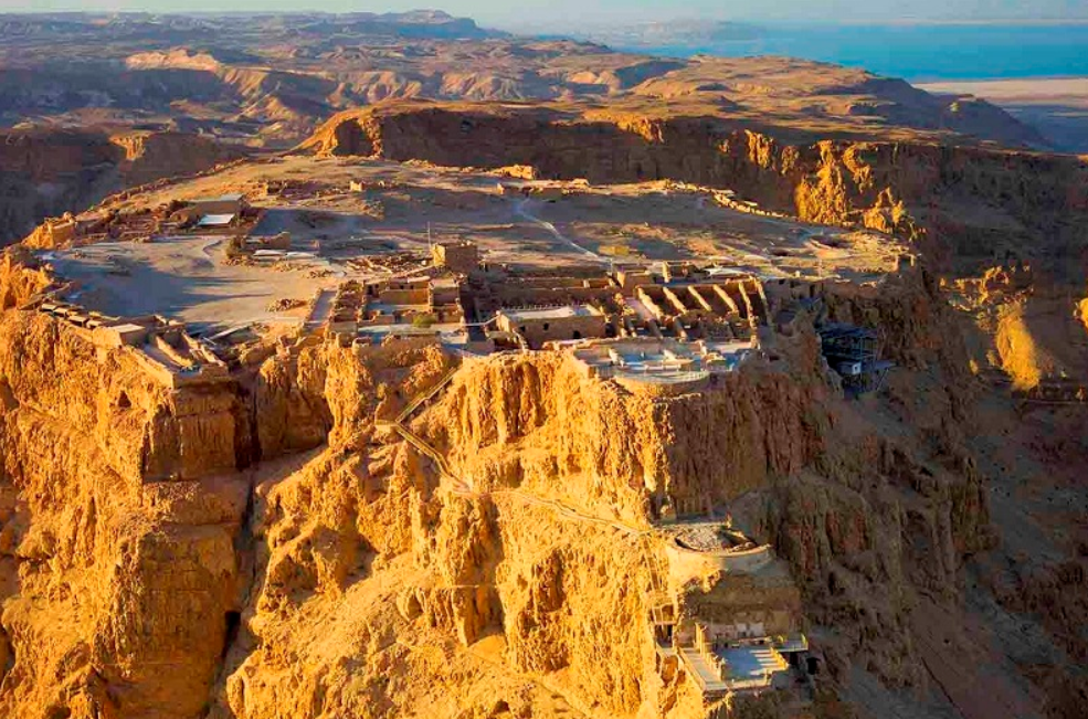Руины древней крепости Масада расположены на вершине одной из скал Иудейской пустыни