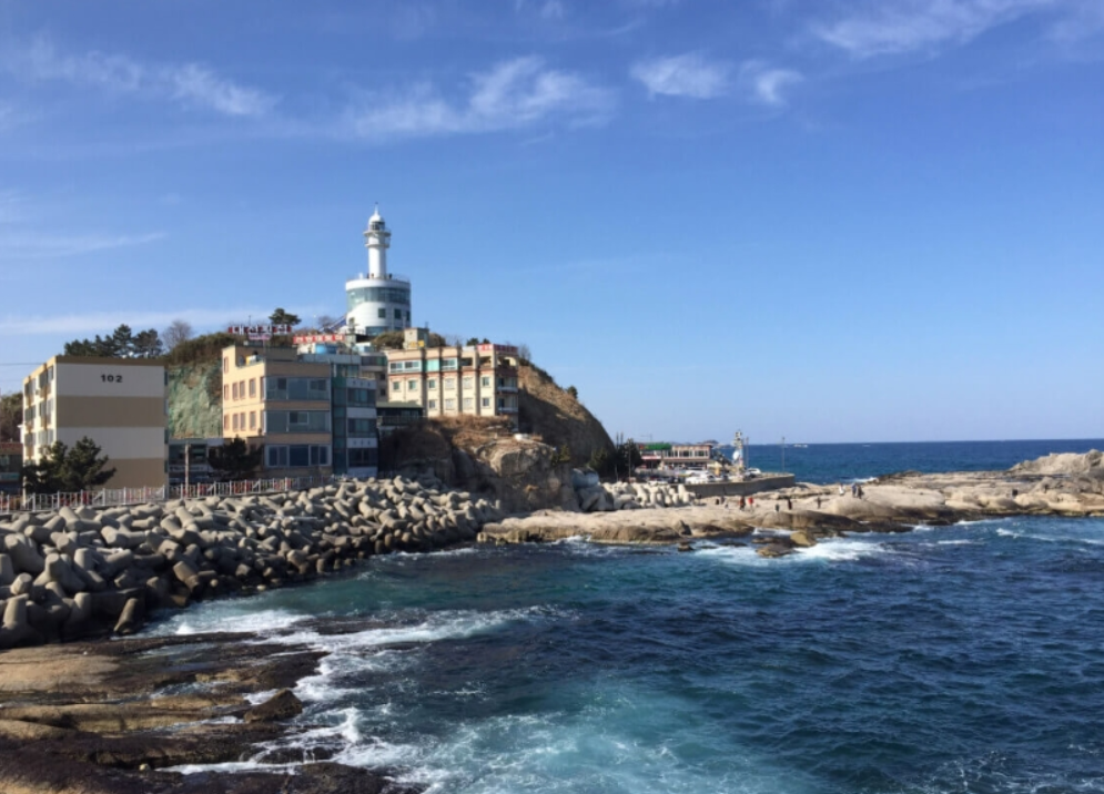 Старый маяк в порту Тонмён