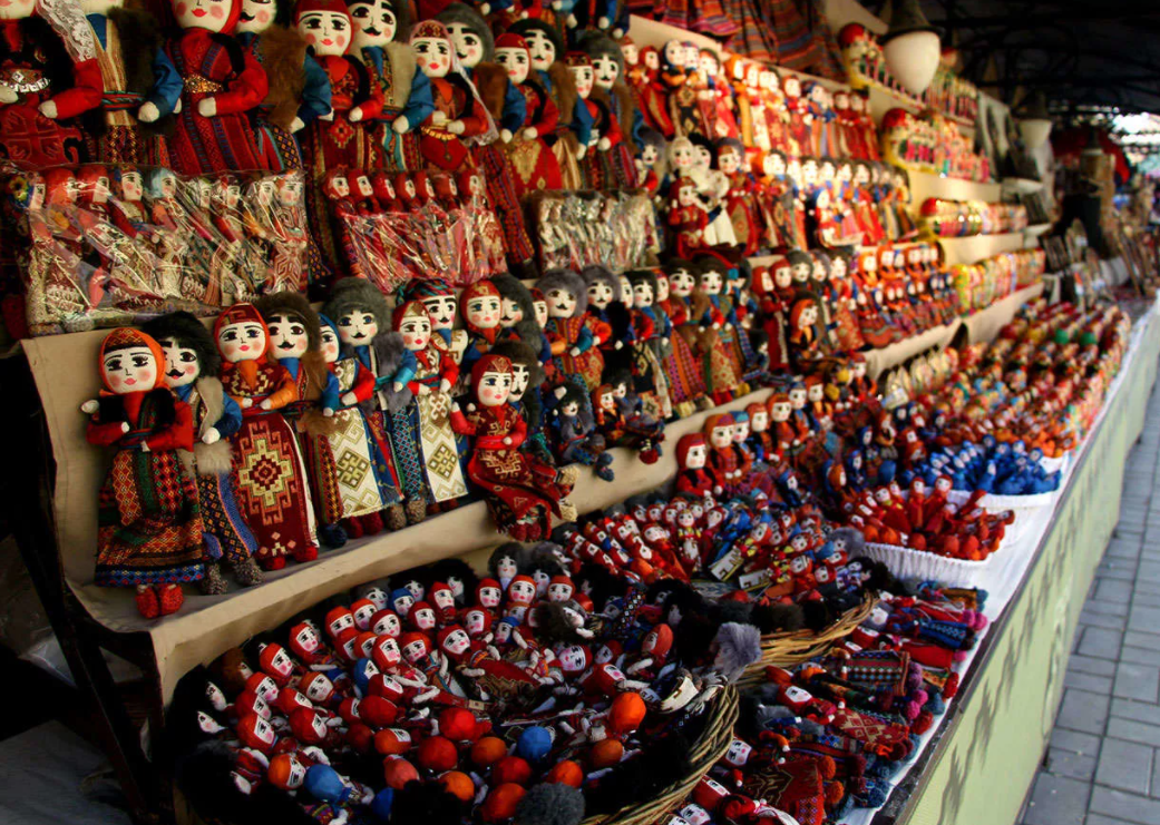 Блошиный рынок Вернисаж в Ереване