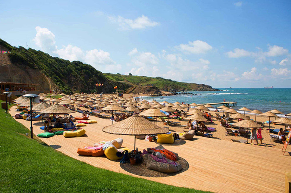 Стамбул не считается пляжным курортом, в городе расположено около двадцати пляжей